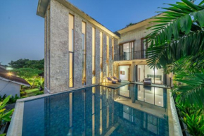 Stunning Panoramic Views & Expansive Pool in Prime Location